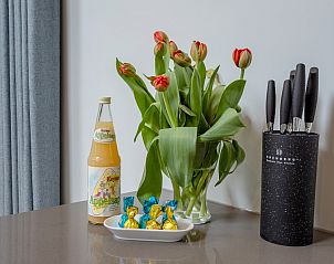 Gezellige keukenhoek in De Houtsnip vakantiehuis, De Koog, Texel met tulpen en lekkernijen.
