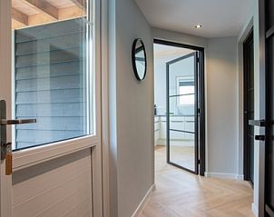 Inkomhal van De Houtsnip vakantiehuis in De Koog, Texel met houten vloer en moderne afwerking.