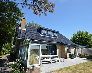 Vorderansicht des Ferienhauses Orchismient 45 large in De Koog, Texel, mit groer Veranda und Garten.