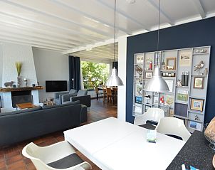Stilvolles Esszimmer im Ferienhaus Orchismient 45 large, De Koog, Texel, mit moderner Einrichtung und viel natrlichem Licht.