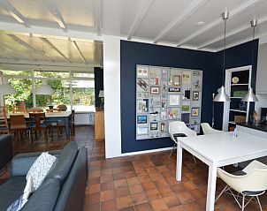 Offener Essbereich im groen Ferienhaus Orchismient 45 in De Koog, Texel, mit groem Tisch und moderner Einrichtung.