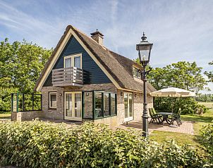 Villa in De Koog, Texel with thatched roof and spacious garden for a relaxing vacation stay on the Wadden Islands.