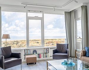 Lichtovergoten woonkamer met zeezicht in Appartement Juliana 160 Zeezicht, De Koog, Texel. Geniet van het prachtige uitzicht en comfort.