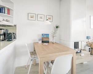 Stijlvolle eethoek in Appartement Juliana 160 Zeezicht, De Koog, Texel. Perfect voor gezellige maaltijden tijdens uw verblijf op het eiland.