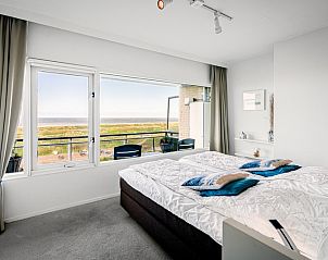 Slaapkamer met uitzicht op de zee in Appartement Juliana 160 Zeezicht, De Koog, Texel. Ontwaak met een prachtig uitzicht over de duinen.