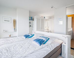 Ruime slaapkamer met ensuite badkamer in Appartement Juliana 160 Zeezicht, De Koog, Texel. Comfort en privacy tijdens uw vakantie.