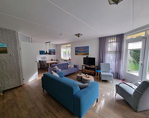 Ruime woonkamer van Residentie Californi - Geborchenheit - 361 in De Koog, Texel, met comfortabele zitplaatsen.