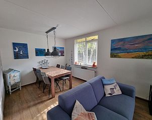 Eethoek van Residentie Californi - Geborchenheit - 361 in De Koog, Texel, met kunst aan de muur.