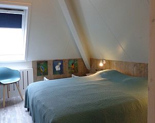 Knusse slaapkamer in Residentie Californi - Geborchenheit - 361, Texel, met houten accenten.