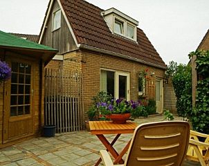 Uitzicht op de ruime buitenruimte van Dunaa vakantiehuis in De Koog, Texel.
