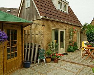 Rustiek terras en tuin bij Dunaa vakantiehuis in De Koog, Texel.