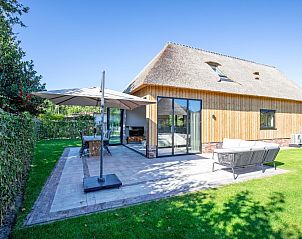 Villa Flo vakantiehuis met rieten dak en terras in De Koog, Texel.