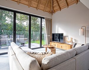 Comfortabele zithoek met uitzicht op tuin in Villa Flo, De Koog, Texel.