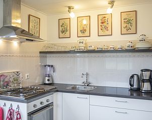 Moderne keuken in 't Paviljoen, De Koog, Texel met stijlvolle inrichting en gezellige details.