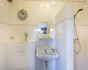 Frisse badkamer in 't Paviljoen, De Koog, Texel met moderne voorzieningen en elegant design.