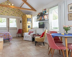 Gezellige woonkamer van 't Paviljoen, De Koog, Texel met kleurrijke decoratie en ruimtelijk interieur.