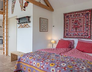 Comfortabele slaapkamer in 't Paviljoen, De Koog, Texel met warme kleuren en knusse sfeer.