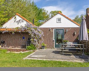Ruim terras bij 't Paviljoen, De Koog, Texel met zitgelegenheid en uitzicht op groene natuur.