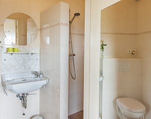 Stijlvolle badkamer in 't Paviljoen, De Koog, Texel met moderne douche en elegante afwerking.