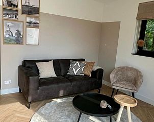 Stijlvolle woonkamer van Vakantiehuis Noordwester in De Koog, Texel met comfortabele meubels.