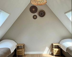 Gezellige tweede slaapkamer in Vakantiehuis Noordwester, De Koog, Texel met twee eenpersoonsbedden.