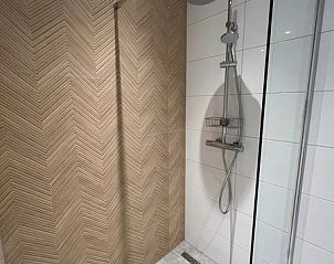 Moderne badkamer met inloopdouche in Vakantiehuis Noordwester, De Koog, Texel.