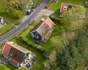 Luftaufnahme des freistehenden Hauses in De Koog, Texel, umgeben von Grn und Natur, ideales Ferienhaus auf den Watteninseln.