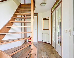 Eingang mit Holztreppe in einem freistehenden Haus in De Koog, Texel, ideal fr einen entspannten Aufenthalt auf den Watteninseln.