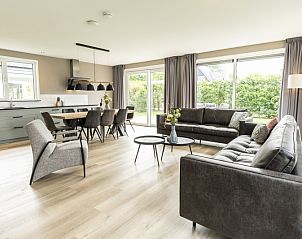 Stilvolles Wohnzimmer der Villa 17 in De Koog, Texel, Ferienhaus mit moderner Einrichtung und viel Licht.