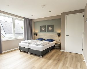 Luxurises Schlafzimmer in Villa 17, De Koog, Texel, Ferienhaus mit moderner Einrichtung und viel Tageslicht.