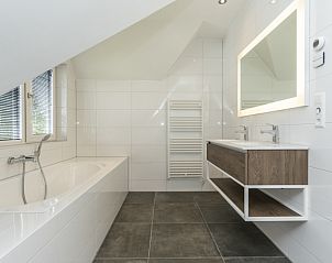 Modernes Badezimmer in Villa 17, De Koog, Texel, Ferienhaus mit groer Dusche und Badewanne.