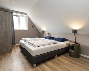 Gemtliches Schlafzimmer im Dachgeschoss der Villa 17, De Koog, Texel, Ferienhaus mit Dachfenster.