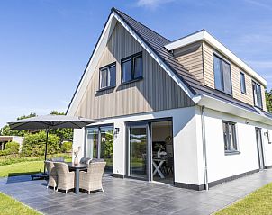 Zonnig terras van Villa 35a in De Koog Texel, ideaal vakantiehuis op de Waddeneilanden.
