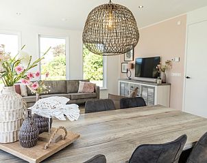 Gezellige eetruimte in Villa 35a, De Koog Texel, vakantiehuis voor families op de Waddeneilanden.