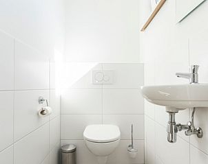 Fris toilet in Villa 35a, vakantiehuis in De Koog Texel, voor comfort op de Waddeneilanden.