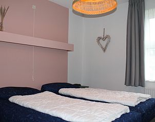Gezellige slaapkamer in De Zeedistel - Appartement Zeedistel 14, De Koog, Texel, met comfortabele bedden en sfeervolle inrichting.