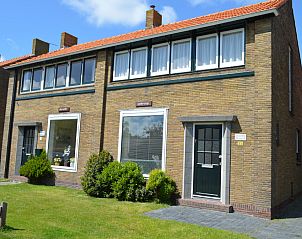 Vakantiehuis Watersnip in De Koog, Texel met charmante gevel en groene tuin.