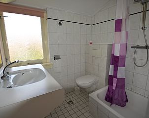 Frisse badkamer in vakantiehuis Watersnip, De Koog, Texel met douche en wastafel.