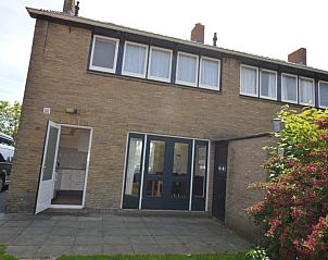 Achtertuin van vakantiehuis Watersnip in De Koog, Texel met terras en groen.