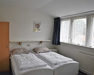 Gezellige slaapkamer in vakantiehuis Watersnip, De Koog, Texel met twee eenpersoonsbedden.