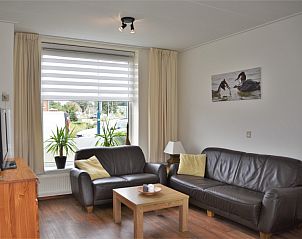 Knusse woonkamer in vakantiehuis Watersnip, De Koog, Texel met leren banken.