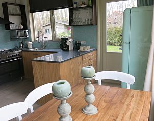 Moderne keuken in Bungalow 't Luwe Land 5A, De Koog, Texel, volledig uitgerust voor een comfortabel verblijf op de Waddeneilanden.