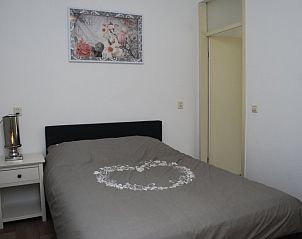 Sfeervolle slaapkamer in Bungalow 't Luwe Land 5A, vakantiehuis in De Koog, Texel, voor een ontspannen nachtrust op de Waddeneilanden.