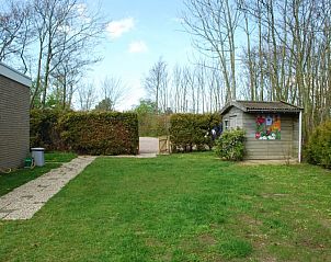 Ruime tuin met schuur bij Bungalow 't Luwe Land 5A, De Koog, Texel, biedt privacy en natuur op de Waddeneilanden.