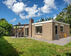 Bungalow 't Luwe Land 5A in De Koog, Texel met groene omgeving en terras, perfect voor een vakantie op de Waddeneilanden.