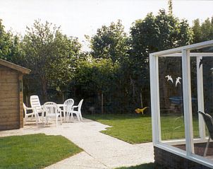 Ruime tuin bij Bungalow 't Luwe Land 49 in De Koog Texel, perfect voor buitenactiviteiten en genieten van de frisse lucht op de Waddeneilanden.