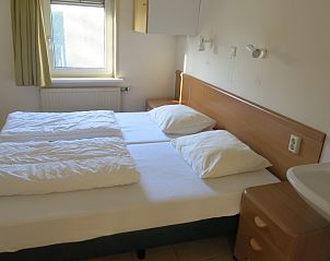 Lichte slaapkamer in Bungalow 't Luwe Land 49 De Koog Texel, voorzien van comfortabel bed voor een goede nachtrust op de Waddeneilanden.