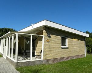 Bungalow 't Luwe Land 49 in De Koog Texel met glazen veranda biedt een prachtige plek om te genieten van de natuur van de Waddeneilanden.