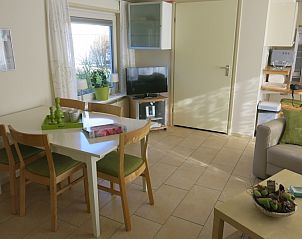 Eethoek in Bungalow 't Luwe Land 49 De Koog Texel, ideaal voor gezellige maaltijden met uitzicht op de groene omgeving van de Waddeneilanden.