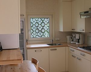 Volledig uitgeruste keuken in Bungalow 't Luwe Land 49 De Koog Texel, perfect voor het bereiden van heerlijke maaltijden tijdens uw verblijf op de Waddeneilanden.